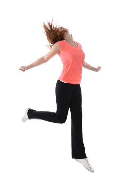 молодая привлекательная рыжая женщина, прыгающая в здоровый образ жизни
 - Фото, изображение