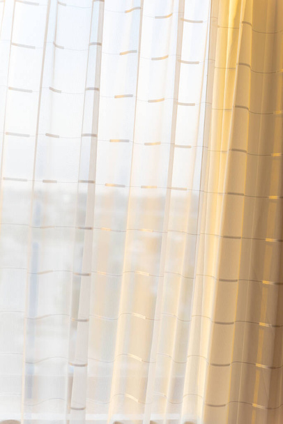 Wit gordijn met verlicht ochtendlicht bij kamer aan het raam in Amerikaans hotel - Foto, afbeelding