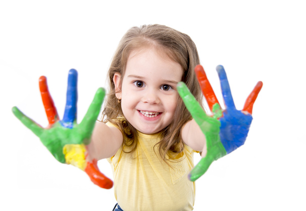 Joyeux petite fille avec les mains peintes dans des couleurs vives
 - Photo, image