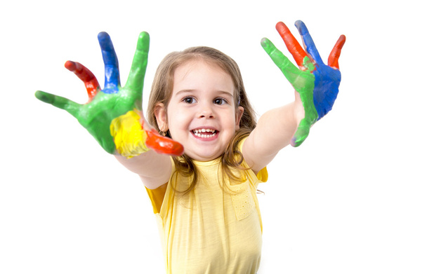 glückliches kleines Mädchen mit in lebhaften Farben bemalten Händen - Foto, Bild