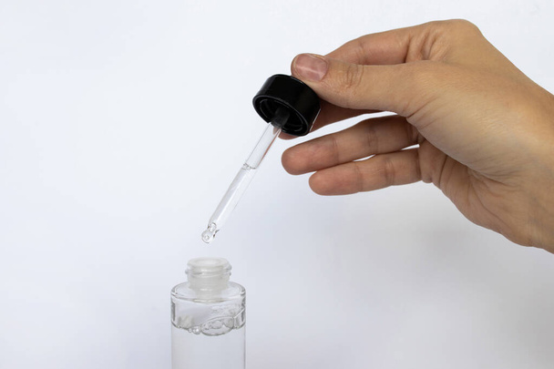 Стеклянный макет бутылки. осметический пипетка на белом фоне - Фото, изображение