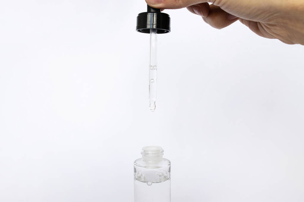 Botella de vidrio gotero Mock-Up. pipeta osmética sobre fondo blanco - Foto, Imagen