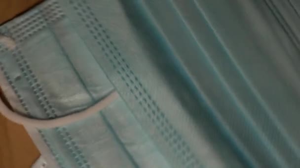 textuur van roterende medische sluiers op gezicht en wazige achtergrond - Video