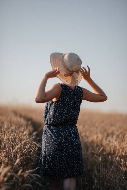 κορίτσι με καπέλο σε χωράφι με σιτάρι - Φωτογραφία, εικόνα