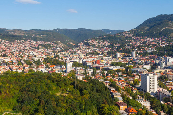 Vista panorámica de la ciudad de Sarajevo desde lo alto de la cima. Bosnia y Herzegovina - Foto, Imagen