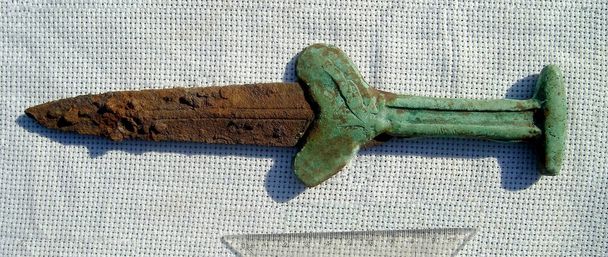 starożytny sztylet z brązową rączką z wczesnej epoki żelaza - Zdjęcie, obraz