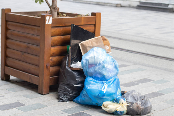 Σακούλες σκουπιδιών στο δρόμο μιας ευρωπαϊκής πόλης - Φωτογραφία, εικόνα