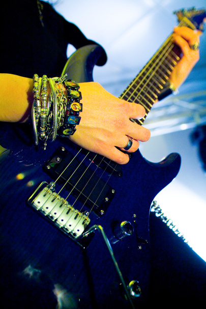 Toca la guitarra
 - Foto, Imagen