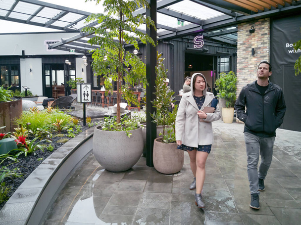 AUCKLAND, NEW ZEALAND - Oct 10, 2019: View of couple walking on rooftop dining and entertainment precinct terrace in Westfield Newmarket Shopping Centre mall - Φωτογραφία, εικόνα