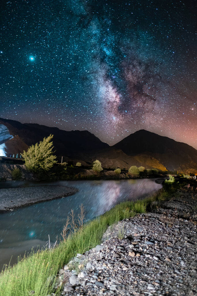 Una vista impresionante del cielo nocturno lleno de estrellas brillantes - ideal para fondos de pantalla - Foto, imagen