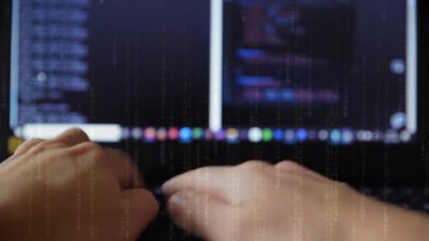 Closeup de um especialista em segurança cibernética em um computador. Feche de um código de hacker em um laptop. Programador em um laptop. - Filmagem, Vídeo