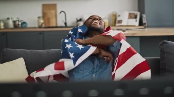 Video frontale di uomo estremamente felice con bandiera USA. Girato con telecamera ad elio rosso in 8K - Filmati, video