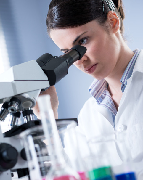 Female researcher using microscope - Foto, Bild