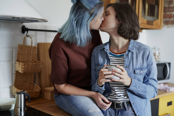 Lesbo pari suudella keittiössä aamulla                                - Valokuva, kuva