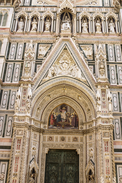 facade of the Basilica of Saint Mary of the Flower in Florence - Foto, Imagen