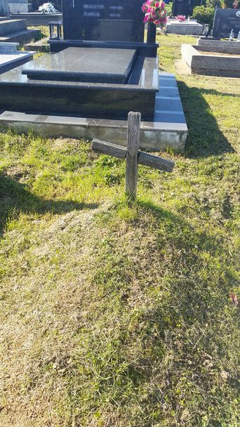 houten christelijke kruis op begraafplaats - Slatina Kroatië  - Foto, afbeelding