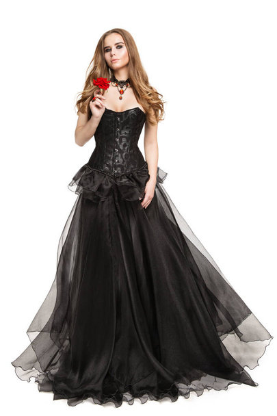 ブラックコルセットのファッションモデルレトロなドレス匂い赤いバラの花、完全な長さ美しい女性の肖像画で夜ガウンに隔離された白 - 写真・画像