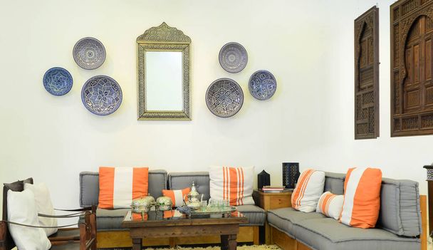 Innenraum eines orientalisch dekorierten Zimmers im marokkanischen Stil im Wohnzimmer. Marokkanischer Stil im Wohnzimmer - Foto, Bild