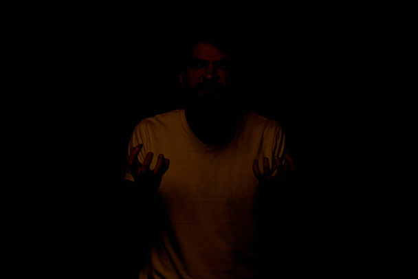brodaty człowiek emocje wyraz twarzy gesty ręce zbliżenie niebieski tło - Zdjęcie, obraz