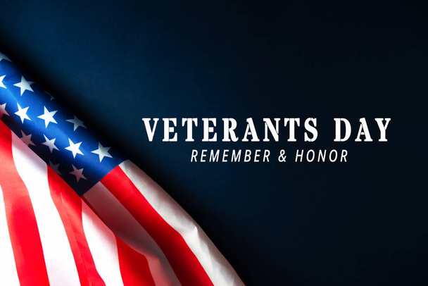 Journée des vétérans. Honorer tous ceux qui ont servi. Drapeau américain sur fond en bois. - Photo, image
