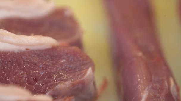 Raw Lamb skewers. Raw meat for shish kebab on skewers. Video - Filmagem, Vídeo