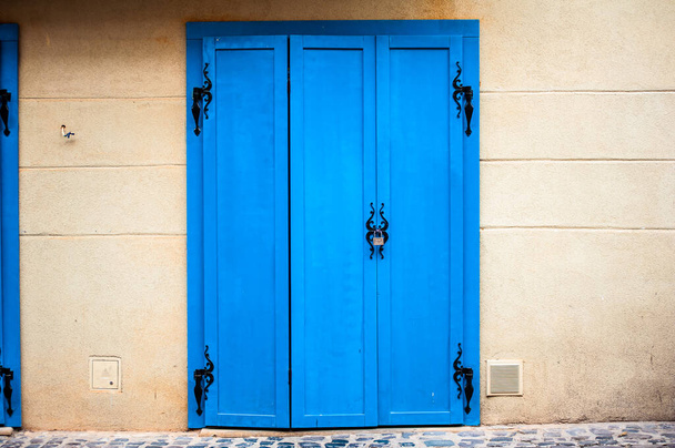 blauwe deur met een raam - Foto, afbeelding