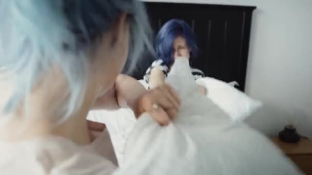 Портативне відео лесбійської пари розважається під час бою з подушками. Знімок з гелієвою камерою RED у 8K
. - Кадри, відео