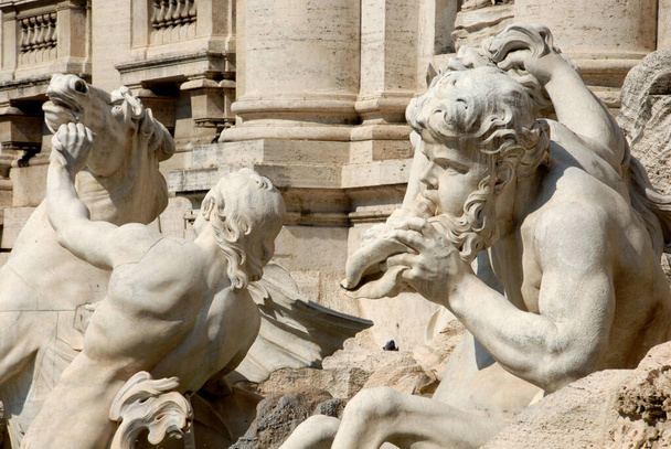 a Trevi szökőkút Róma legnagyobb és leghíresebb szökőkútja. Részletek az allegorikus szobor Salubrity Filippo Valle Gyönyörű részleteket a lovak.                      - Fotó, kép
