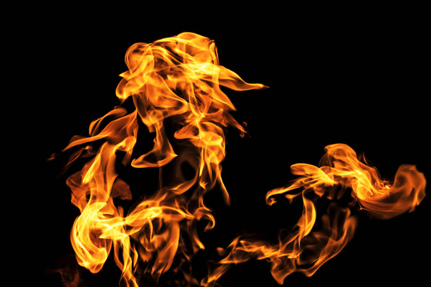 Огонь пламени на черном фоне изолирован. Горящий газ или бензин горит огнем и пламенем. Пламенные искры крупным пламенем, следы огня. Адское сияние огня в темноте с копировальным пространством - Фото, изображение
