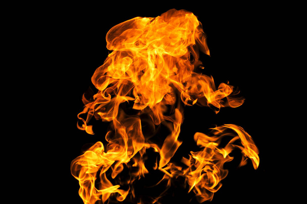 Feuerflammen auf schwarzem Hintergrund isoliert. Brennendes Gas oder Benzin verbrennt mit Feuer und Flammen. Flammende brennende Funken aus nächster Nähe, Brandmuster. Höllenfeuer im Dunkeln mit Kopierraum - Foto, Bild