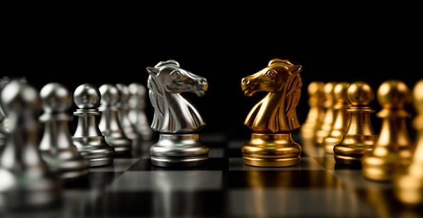Arany és ezüst ló sakk darabok Meghívó szemtől szembe, és vannak sakk darabok a háttérben. Koncepció a versengő, vezetői és üzleti jövőkép a győzelem az üzleti játékok - Fotó, kép