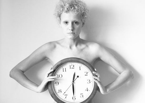Нежная девушка с большими часами
 - Фото, изображение