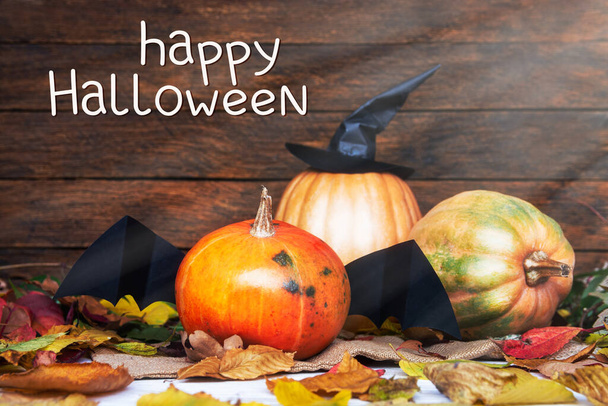 candy bowl of chocolates and sweets, Halloween Jack o Lantern cookies - fresh halloween pumpkin, gourd, squash Trick or Treat Halloween card background - Valokuva, kuva