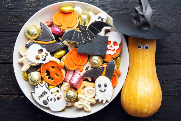 candy bowl of chocolates and sweets, Halloween Jack o Lantern cookies - fresh halloween pumpkin, gourd, squash Trick or Treat Halloween card background - Foto, Bild