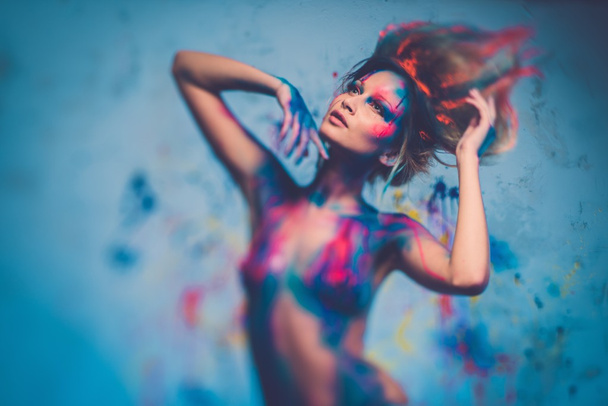 Mujer joven musa con el cuerpo creativo arte y peinado
  - Foto, Imagen
