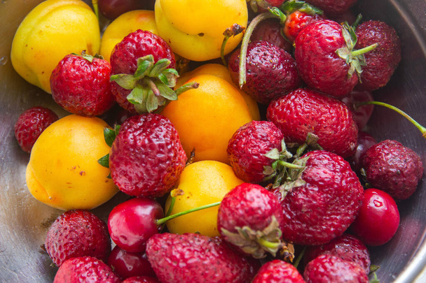 mieszanka dojrzałych truskawek wiśnie i morele letnie odżywianie organiczne. Wysokiej jakości zdjęcie - Zdjęcie, obraz