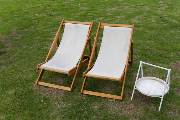 Cadeiras brancas no gramado no jardim. - Foto, Imagem