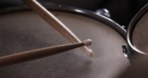 Primer plano de puntas de tambor de nylon en una cabeza de tambor de caja - Imágenes, Vídeo