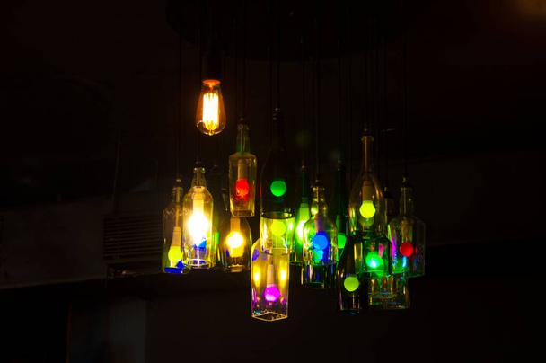 luzes coloridas dentro da garrafa de vinho pendurado - Foto, Imagem