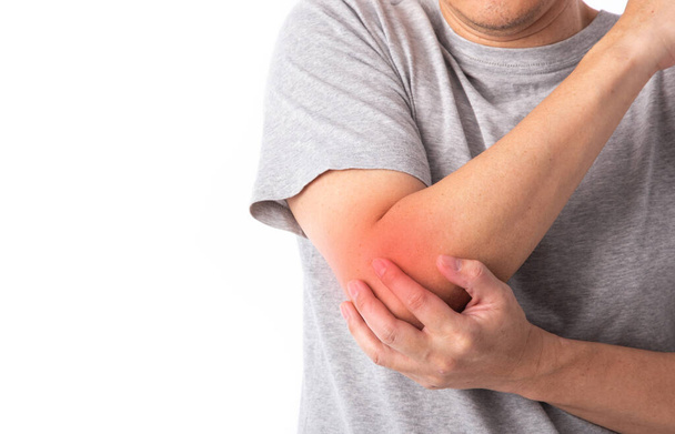 Боль в локте. Симптомы растяжения и артрита. Мужчина среднего возраста трогает руку на белом фоне. - Фото, изображение