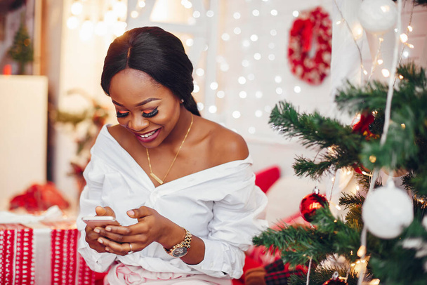 Elegant black girl in the Christmas decorations - Foto, afbeelding