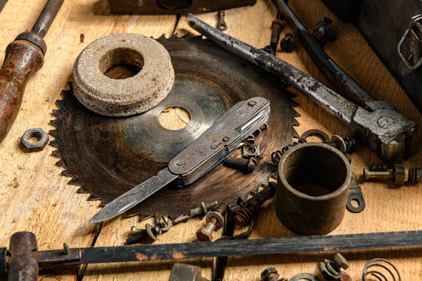 Різноманітність старих старовинних інструментів для домогосподарства натюрморт на дерев'яному тлі в концепції DIY та ремонту
 - Фото, зображення