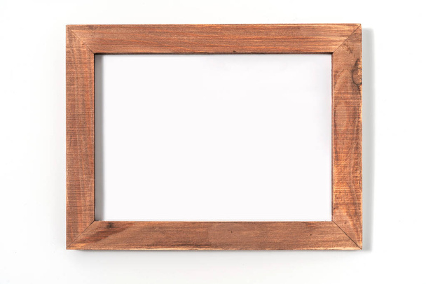Деревянная рамка или фоторамка изолированы на белом фоне. Объект с траекторией обрезки - Фото, изображение
