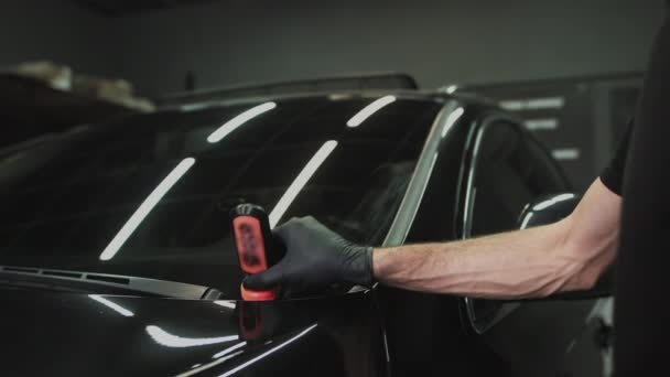Επαγγελματική Car Κεραμικά Εργαζόμενος εφαρμόζει ένα στρώμα κεραμικών προστατευτικό κάλυμμα βροχής στα παράθυρα του αυτοκινήτου. Έννοια από: Nano Protection, διάφορα εξαρτήματα, Long protection - Πλάνα, βίντεο