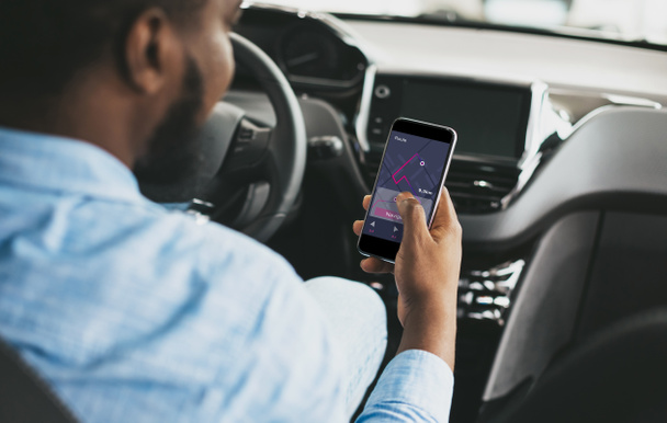 Araba Seyrüsefer Uygulaması Otomatik Sürücü ile Akıllı Telefon Kullanan Afrikalı Sürücü - Fotoğraf, Görsel