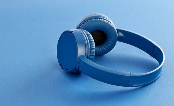 Kék fejhallgató kék háttér - Fotó, kép