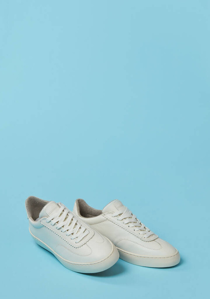 Fehér klasszikus cipő kék háttér - Fotó, kép