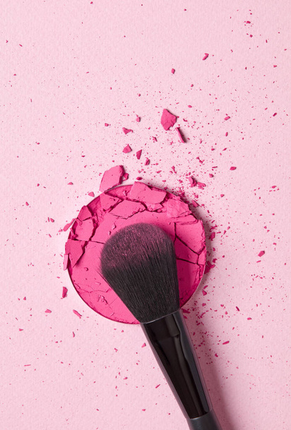 Ombretto schiacciato e pennello su sfondo rosa - Foto, immagini