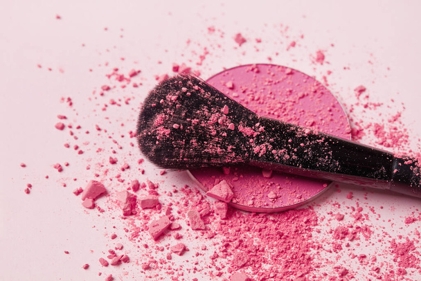 Maquilhagem em pó e pincel sobre fundo rosa - Foto, Imagem
