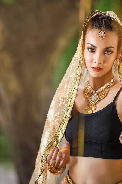 Retrato de hermosa joven asiática. Modelo de mujer con conjunto de joyas y traje tradicional de la India. - Foto, Imagen